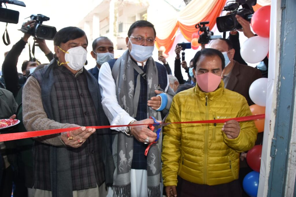 सीएम धामी ने 15 से 18 वर्ष आयु के किशोरों के कोविड टीकाकरण अभियान का किया शुभारम्भ ।