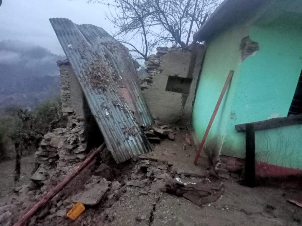 उत्तरकाशी में भारी बारिश के कारण मकान हुआ क्षतिग्रस्त ।