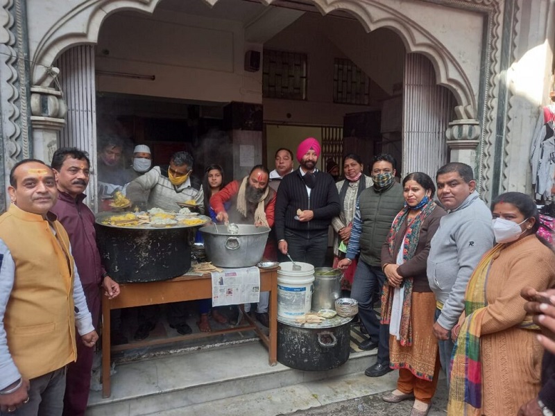हनुमत सेवा समिति प्राचीन हनुमान मंदिर व् बजरंग दल के तत्वाधान में मकर संक्रांति के पर्व पर बांटी गई सवा कुंटल खिचड़ी !