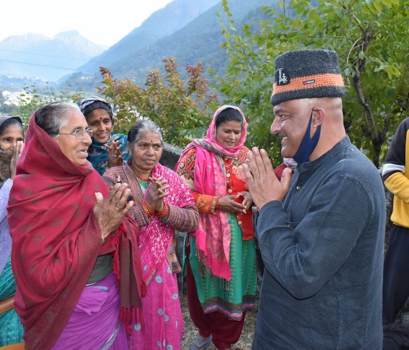 उत्तरकाशी में कर्नल कोठियाल को कांग्रेस द्वारा बाहरी बताने पर कर्नल कोठियाल ने दिया जवाब । उत्तरकाशी में कर्नल कोठियाल को कांग्रेस द्वारा बाहरी बताने पर कर्नल कोठियाल ने दिया जवाब ।
