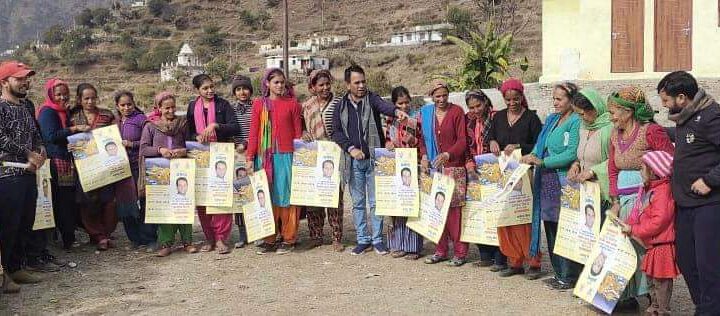 आम आदमी पार्टी के अमेंद्र बिष्ट कर रहें है डोर टू डोर कैंपैन ।