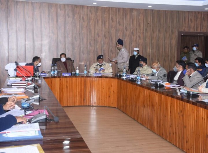 गढ़वाल कमिश्नर एवं डीआईजी गढ़वाल परिक्षेत्र द्वारा उत्तरकाशी में की गई चुनाव की तैयारियों की समीक्षा,शान्तिपूर्ण एवं निष्पक्ष चुनाव कराने के दिये निर्देश !