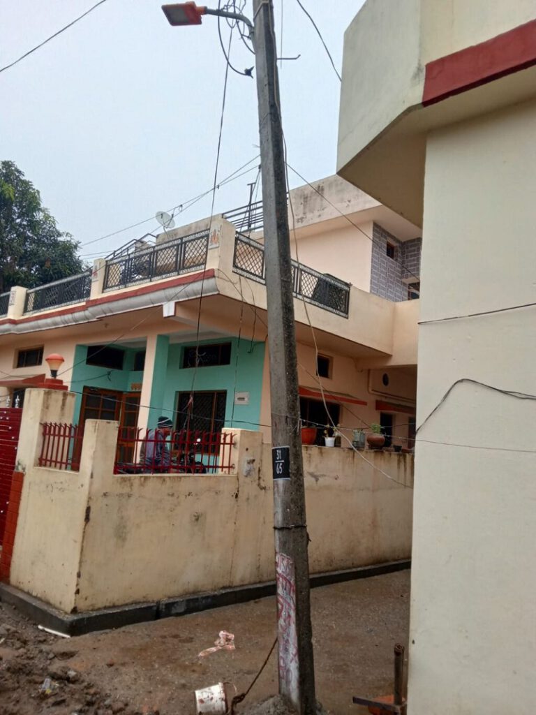 विद्युत पोल टूटने से घर पर गिरा बिजली का तार, हुआ धमाका मगर कल रात से गहरी नींद में सोया हुआ है बिजली विभाग ।
