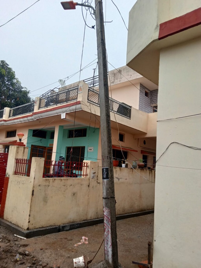 विद्युत पोल टूटने से घर पर गिरा बिजली का तार, हुआ धमाका मगर कल रात से गहरी नींद में सोया हुआ है बिजली विभाग । विद्युत पोल टूटने से घर पर गिरा बिजली का तार, हुआ धमाका मगर कल रात से गहरी नींद में सोया हुआ है बिजली विभाग ।