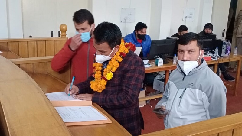 धनोल्टी विधानसभा क्षेत्र से आम आदमी पार्टी के प्रत्याशी अमेन्द्र बिष्ट ने आज जिला मुख्यालय पहुंच कर नामांकन पत्र दाखिल किया । धनोल्टी विधानसभा क्षेत्र से आम आदमी पार्टी के प्रत्याशी अमेन्द्र बिष्ट ने आज जिला मुख्यालय पहुंच कर नामांकन पत्र दाखिल किया ।