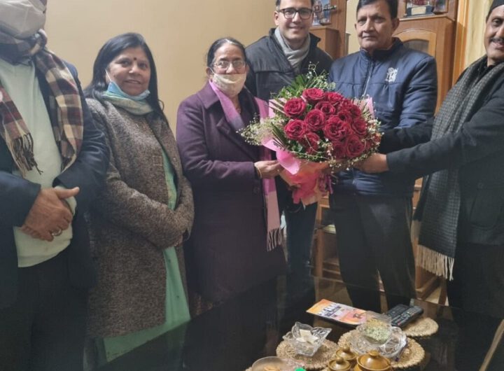 कैंट विधानसभा में थम गए बगावती सुर वरिष्ठ भाजपा नेता सविता कपूर पहुंची घर घर मनाया सभी को, सभी ने दिल से लगाया गले ।
