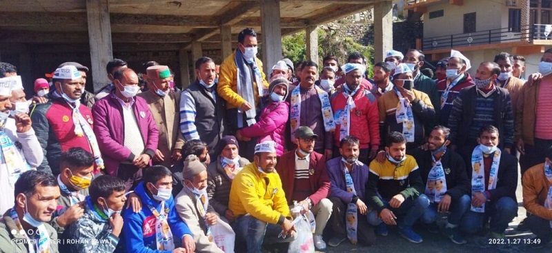 नैनबाग में आम आदमी पार्टी के प्रत्याशी अमेन्द्र बिष्ट का भव्य स्वागत, घर घर से मिल रहा है अपार समर्थन ।