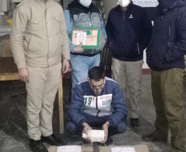 02 पेटी अवैध अंग्रेजी शराब के साथ एक अभियुक्त गिरफ्तार, वाहन भी किया गया सीज ।