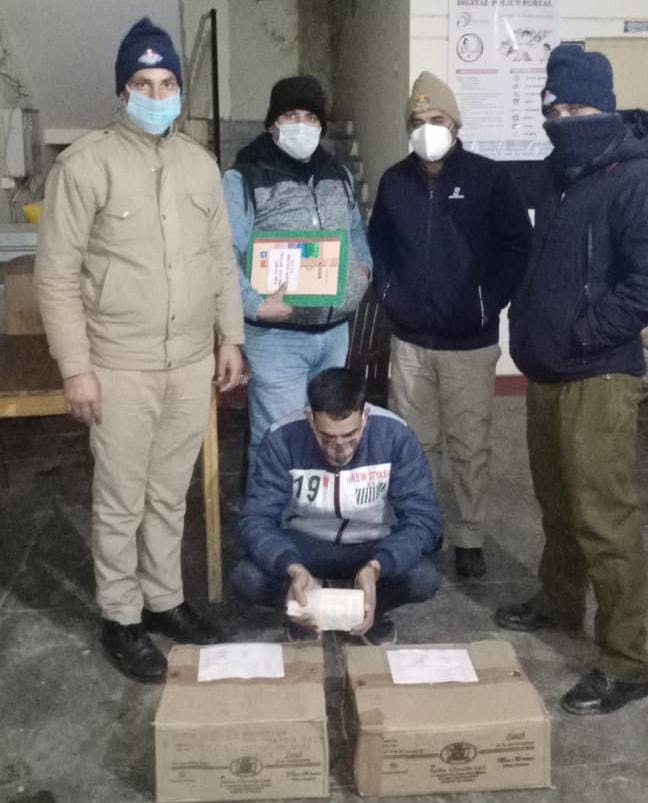 02 पेटी अवैध अंग्रेजी शराब के साथ एक अभियुक्त गिरफ्तार, वाहन भी किया गया सीज । 02 पेटी अवैध अंग्रेजी शराब के साथ एक अभियुक्त गिरफ्तार, वाहन भी किया गया सीज ।
