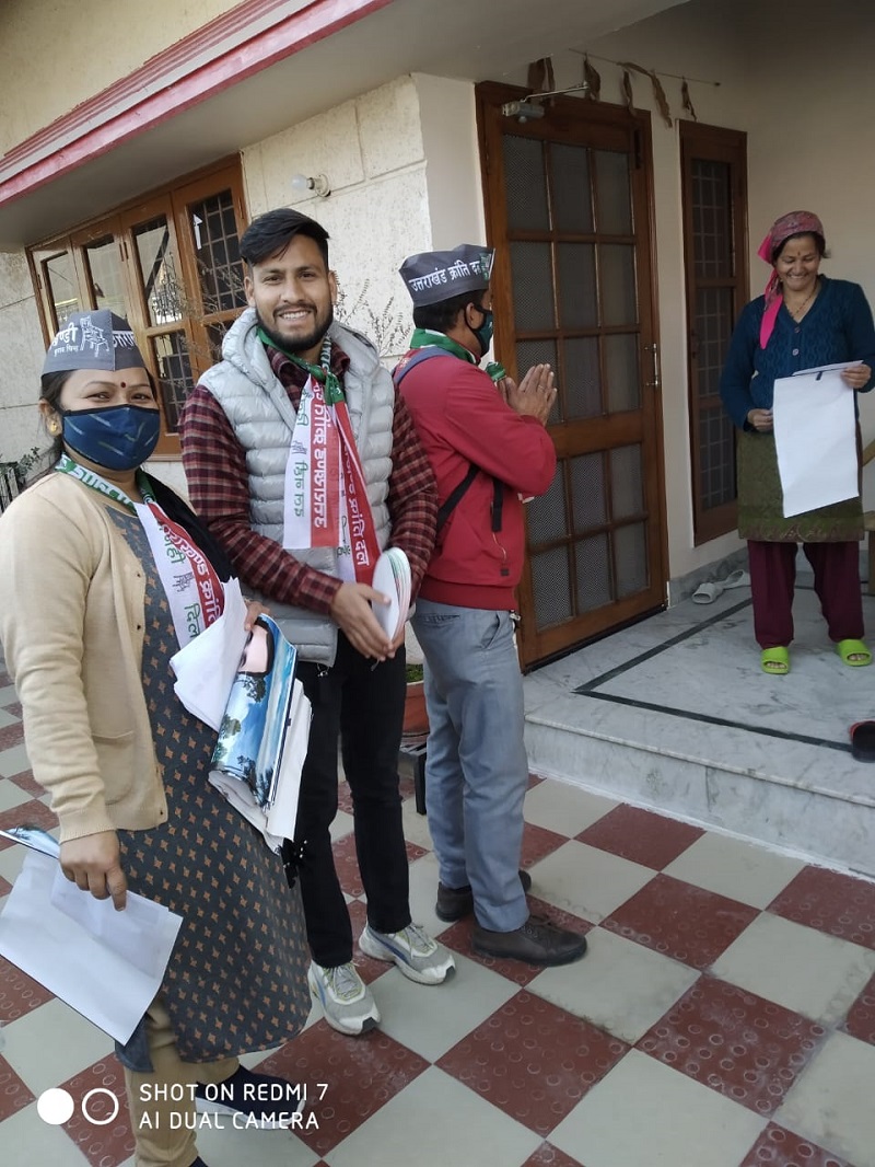 रायपुर विधानसभा से उक्रांद प्रत्याशी अनिल डोभाल कर रहे हैं डोर टू डोर जनसंपर्क ।