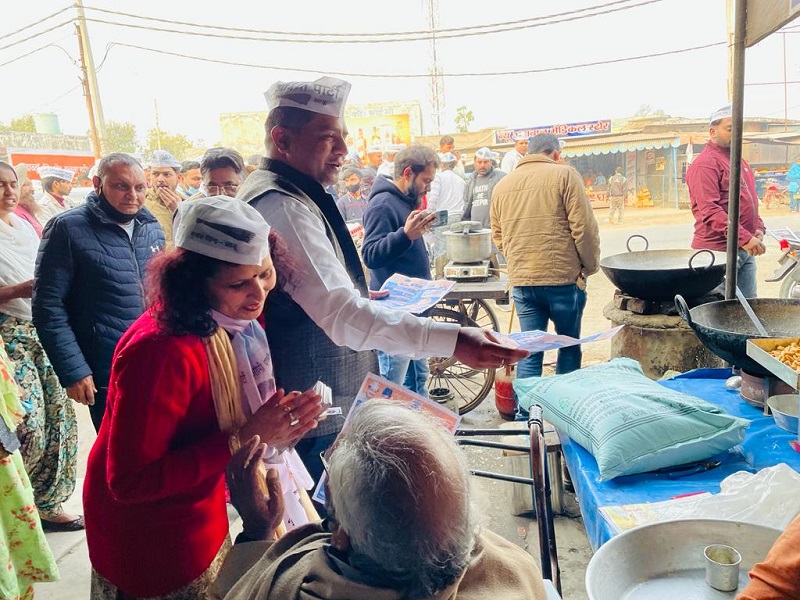 आप पार्टी से लोगों का छूटा जनसंपर्क, अब खुद प्रदेश प्रभारी घर-घर खा रहे हैं धक्के और बांट रहे हैं पर्चे !