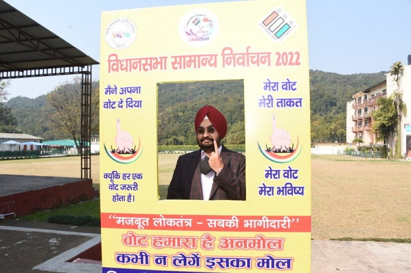 मुख्य सचिव डॉ. एस॰एस॰ संधु ने अपने मताधिकार का प्रयोग किया।