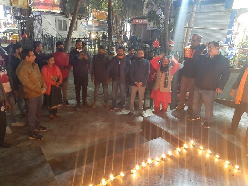 पुलवामा में शहीद हुए जवानों के लिए घंटाघर स्थित अंबेडकर पार्क में दीप प्रज्वलित कर हिंदूवादी संगठनो ने दी श्रद्धांजलि । पुलवामा में शहीद हुए जवानों के लिए घंटाघर स्थित अंबेडकर पार्क में दीप प्रज्वलित कर हिंदूवादी संगठनो ने दी श्रद्धांजलि ।