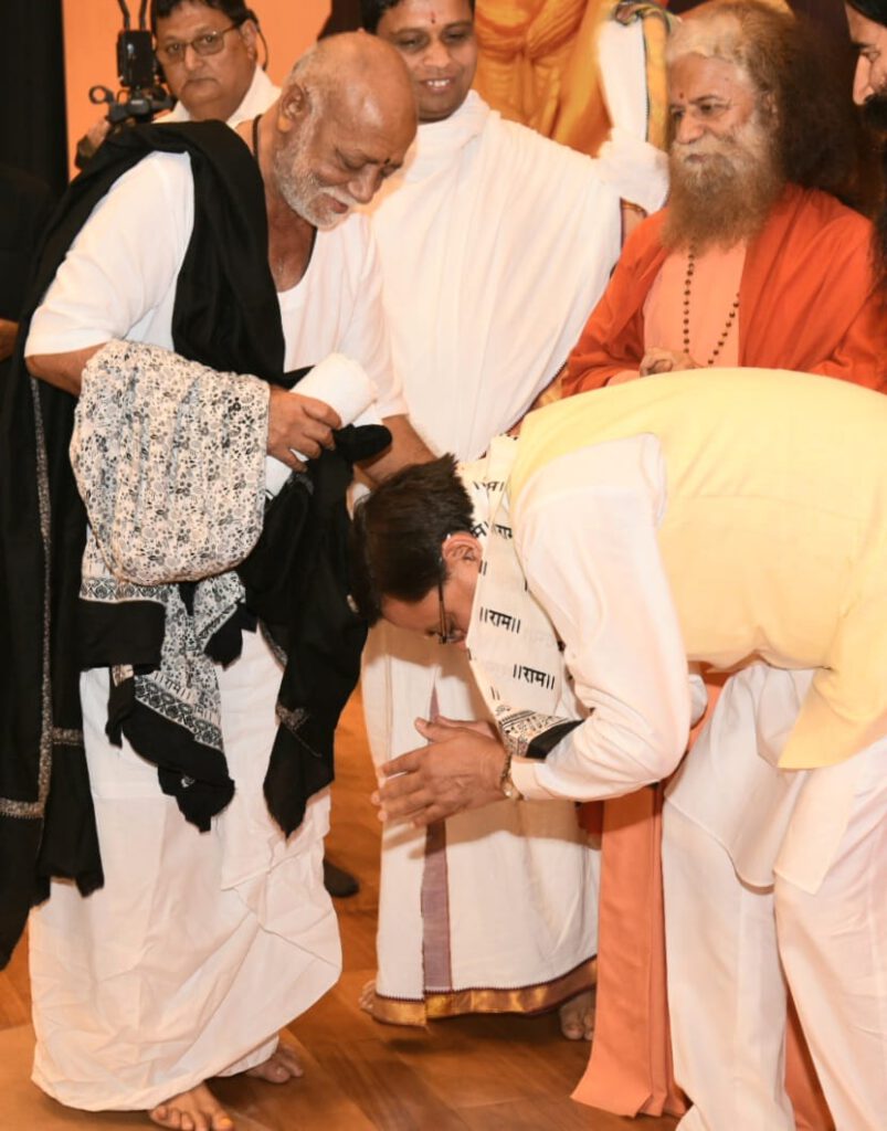 CM धामी पहुंचें मोरारी बापू जी के सानिध्य में, सुनी श्री राम कथा, लिया आशिर्वाद।