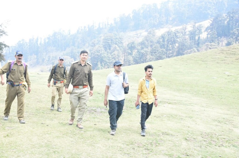 उत्तरकाशी डीएम ने खुद पैदल चलकर लिया दयारा बुग्याल के ट्रेकिंग रूटों का जायजा । उत्तरकाशी डीएम ने खुद पैदल चलकर लिया दयारा बुग्याल के ट्रेकिंग रूटों का जायजा ।