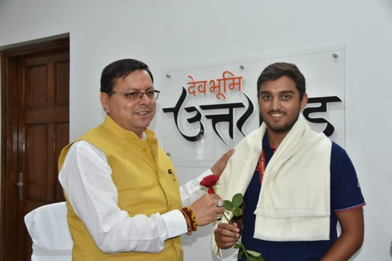 CM धामी ने अंतरराष्ट्रीय निशानेबाज शपथ भारद्वाज को किया सम्मानित। CM धामी ने अंतरराष्ट्रीय निशानेबाज शपथ भारद्वाज को किया सम्मानित।