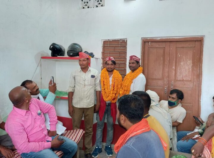 गोरखपुर मंडल अध्यक्ष सुरेंद्र निषाद के जिले में प्रथम आगमन पर कार्यकर्ताओं ने किया जोरदार स्वागत।