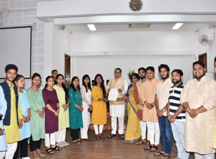 अखिल भारतीय विद्यार्थी परिषद के पदाधिकारियों के साथ संवाद कार्यक्रम में सीएम धामी हुए शामिल ।