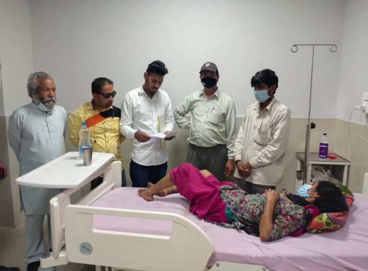 जोगीवाला चौकी पुलिस द्वारा प्रताड़ित महिला से मिलने कोरोनेशन अस्पताल पहुँचे कांग्रेस के युवा नेता लक्की राणा ।