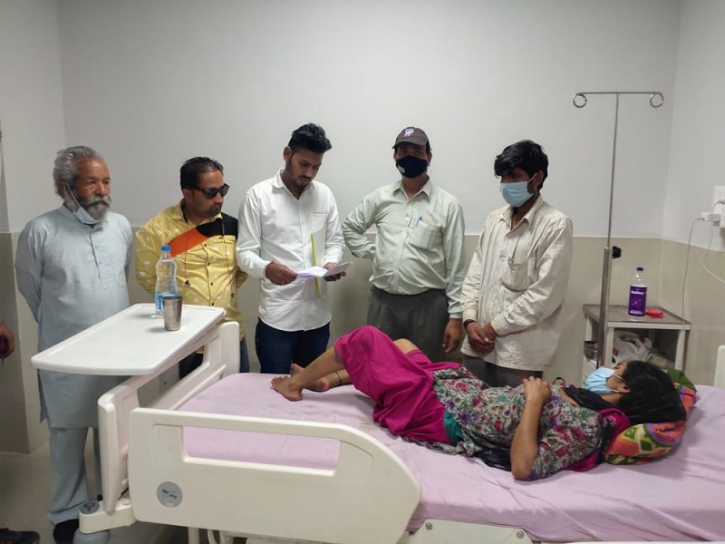 जोगीवाला चौकी पुलिस द्वारा प्रताड़ित महिला से मिलने कोरोनेशन अस्पताल पहुँचे कांग्रेस के युवा नेता लक्की राणा ।
