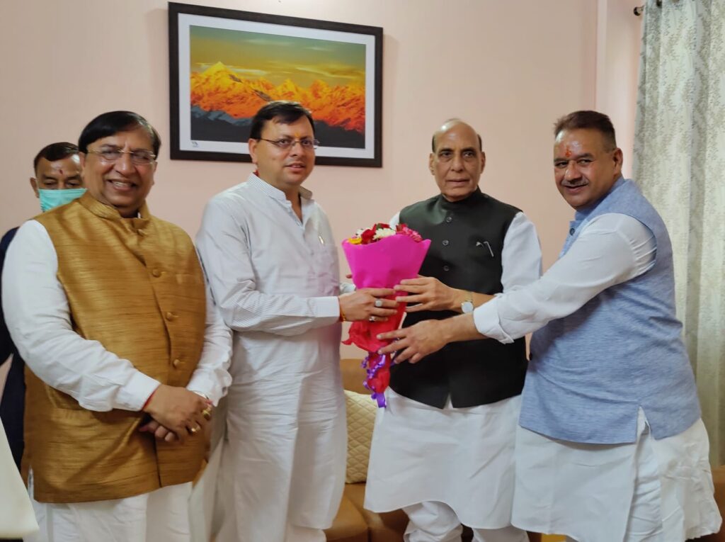 रक्षा मंत्री राजनाथ सिंह पधारे उत्तराखंड, सीएम धामी ने किया स्वागत।