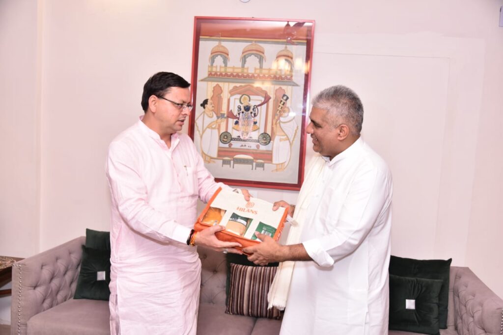 CM धामी ने शुक्रवार को नई दिल्ली में केंद्रीय पर्यावरण, वन एवं जलवायु परिवर्तन मंत्री श्री भूपेंद्र यादव से शिष्टाचार भेंट की।