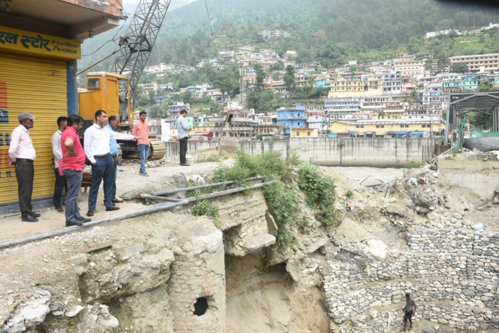 उत्तरकाशी की लाइफ लाइन कहे जाने वाले निर्माणाधीन तिलोथ पुल के एबेटमेंट की धीमी प्रगति को लेकर डीएम ने व्यक्त की नाराजगी ।