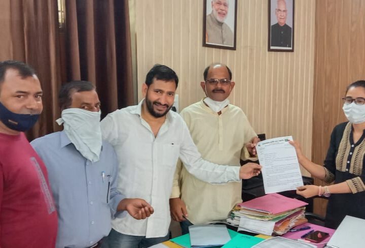 उत्तराखंड पुलिस भर्तियों में जिलेवार कोटा खत्म किए जाने पर यूकेडी ने आक्रामक तेवर अपना लिए हैं, आज सौंपा ज्ञापन। उत्तराखंड पुलिस भर्तियों में जिलेवार कोटा खत्म किए जाने पर यूकेडी ने आक्रामक तेवर अपना लिए हैं, आज सौंपा ज्ञापन।