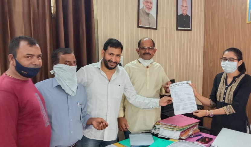 उत्तराखंड पुलिस भर्तियों में जिलेवार कोटा खत्म किए जाने पर यूकेडी ने आक्रामक तेवर अपना लिए हैं, आज सौंपा ज्ञापन। उत्तराखंड पुलिस भर्तियों में जिलेवार कोटा खत्म किए जाने पर यूकेडी ने आक्रामक तेवर अपना लिए हैं, आज सौंपा ज्ञापन।
