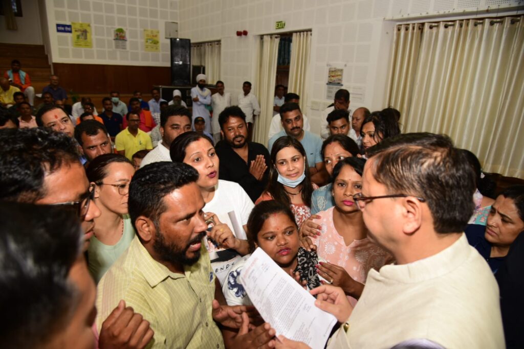 जनता से मिले सीएम धामी, सुनी समस्याएं, त्वरित निस्तारण के लिये अधिकारियों को दिये निर्देश ।