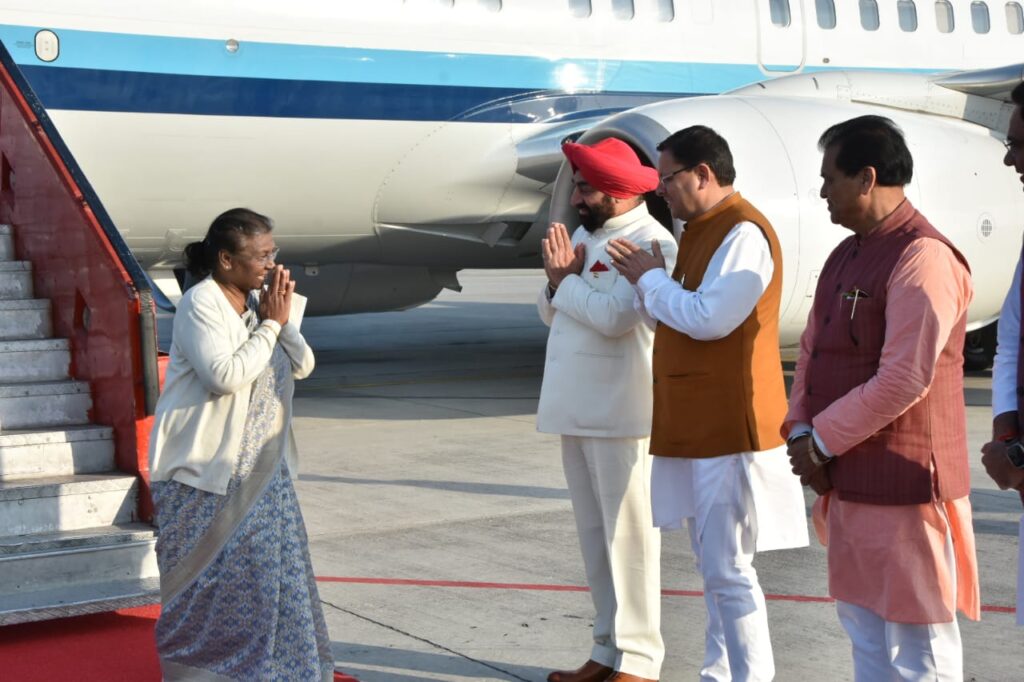 राष्ट्रपति श्रीमती द्रौपदी मुर्मु ने गार्ड ऑफ ऑनर का किया निरीक्षण, सीएम व् राज्यपाल ने किया भव्य स्वागत । NIU