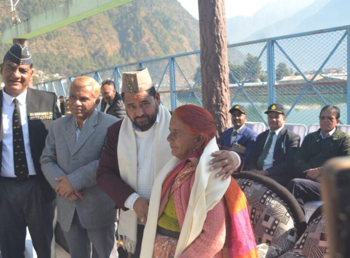 विजय दिवस पर अमर शहीदों को याद करते हुए वीर नारी अमरा देवी को वीर नारी सम्मान से नवाजा । NIU