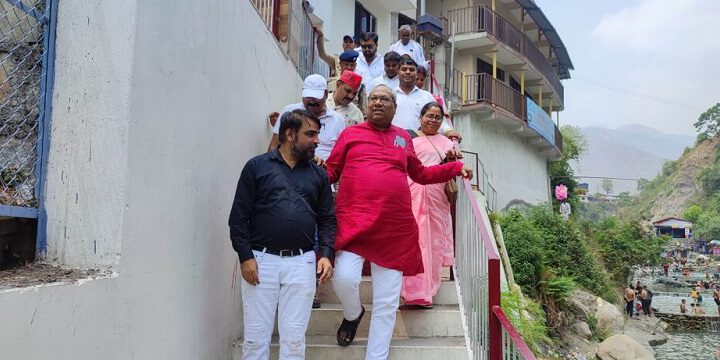 कैबिनेट मंत्री डॉक्टर संजय निषाद पहुंचें सहस्त्रधारा, परिवार सहित उठाया लुत्फ।