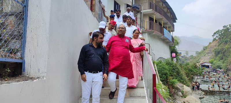 कैबिनेट मंत्री डॉक्टर संजय निषाद पहुंचें सहस्त्रधारा, परिवार सहित उठाया लुत्फ।