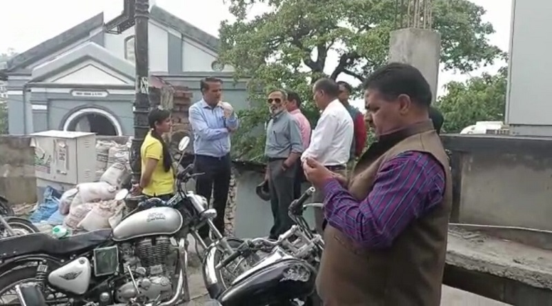 मसूरी मालरोड में अव्यवस्थाओं और बढ़ते अतिक्रमण को लेकर एसडीएम ने जताई नाराजगी ।