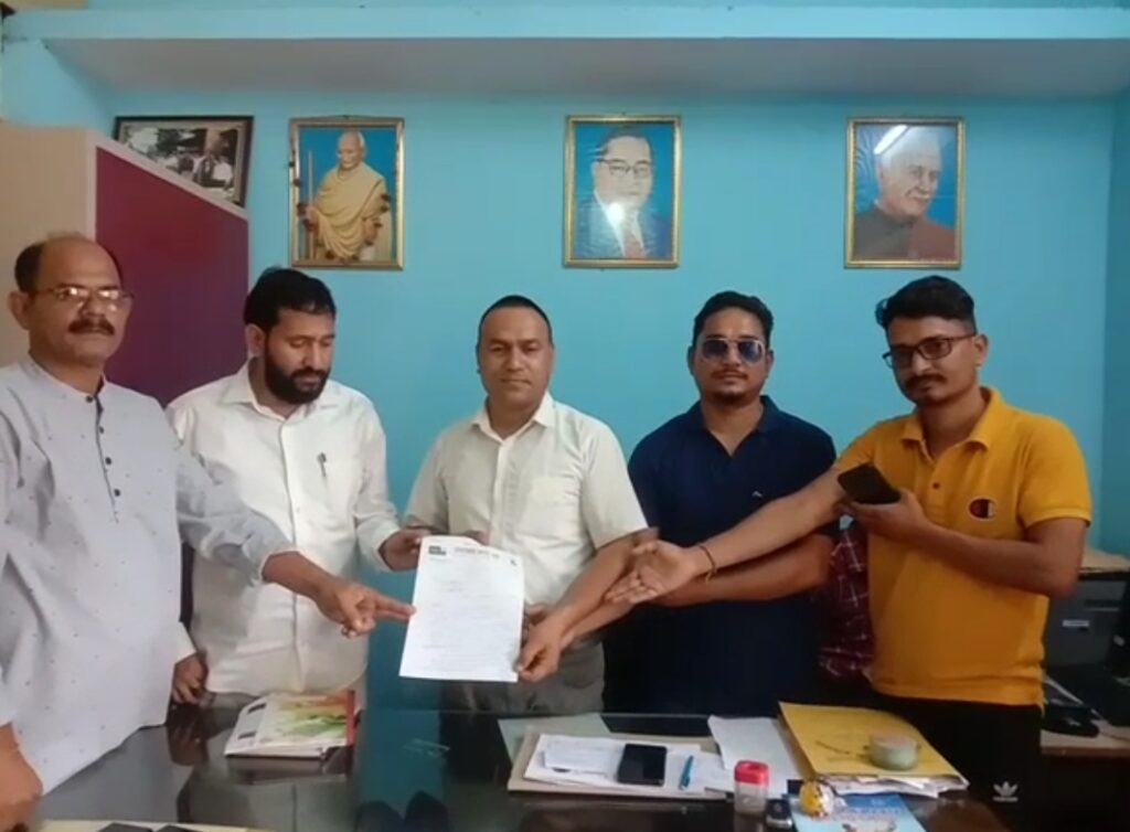 डोईवाला में जल संकट बरकरार, UKD कार्यकर्ताओं ने जल संस्थान के दफ्तर पर किया प्रदर्शन, अधिशासी अभियंता को सौंपा ज्ञापन । डोईवाला में जल संकट बरकरार, UKD कार्यकर्ताओं ने जल संस्थान के दफ्तर पर किया प्रदर्शन, अधिशासी अभियंता को सौंपा ज्ञापन ।
