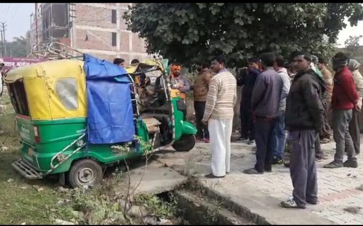 डिवाइडर से टकराया टेंपो, हादसे में एक की मौत तीन महिलाएं घायल