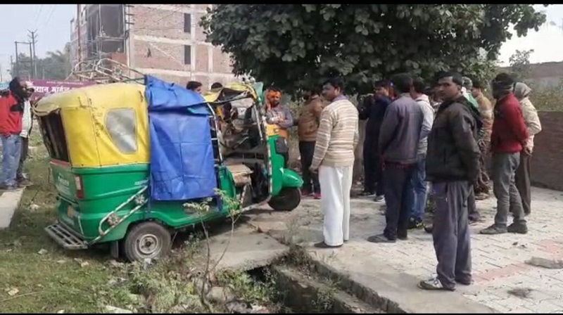 डिवाइडर से टकराया टेंपो, हादसे में एक की मौत तीन महिलाएं घायल डिवाइडर से टकराया टेंपो, हादसे में एक की मौत तीन महिलाएं घायल