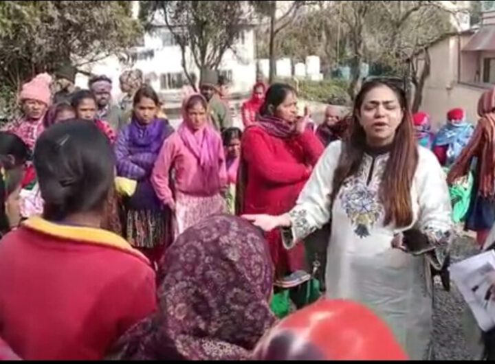 मसूरी में मातृ शक्ति ने गरीबों को दिया क्रिसमस और नये साल का तोहफा गरीबों को बांटी गर्म रजाई और गद्दे । NIU