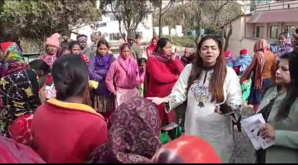 मसूरी में मातृ शक्ति ने गरीबों को दिया क्रिसमस और नये साल का तोहफा गरीबों को बांटी गर्म रजाई और गद्दे । NIU मसूरी में मातृ शक्ति ने गरीबों को दिया क्रिसमस और नये साल का तोहफा गरीबों को बांटी गर्म रजाई और गद्दे । NIU