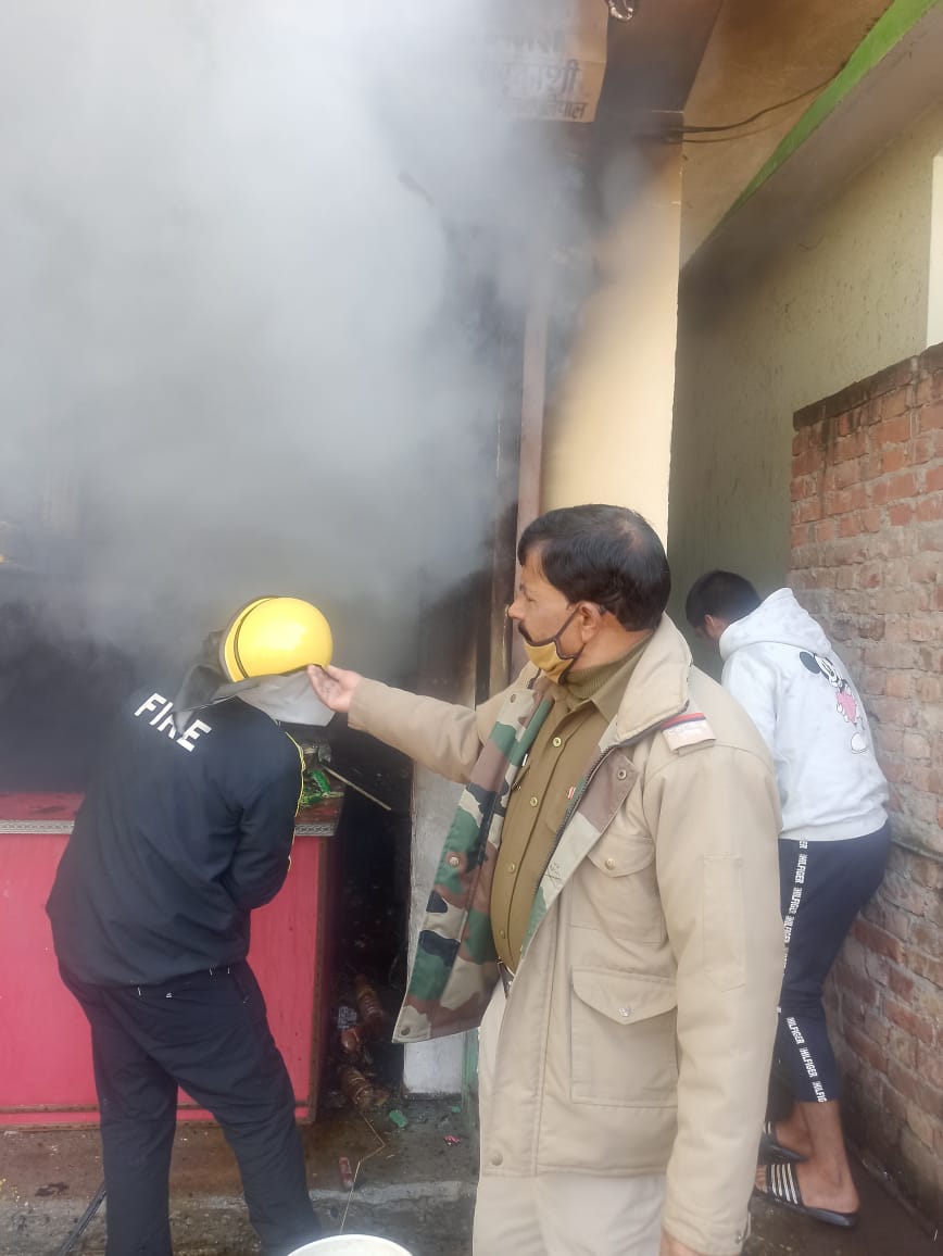 उत्तरकाशी के मनेरा मे दुकान पर लगी आग को फायर कर्मियों व स्थानीय लोगों द्वारा काबू किया गया