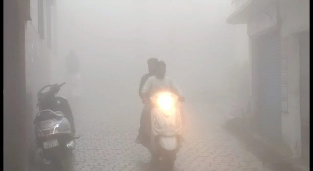 पहाड़ों की रानी मसूरी कोहरे के आगोश में, मौसम हुआ सुहावना| NIU