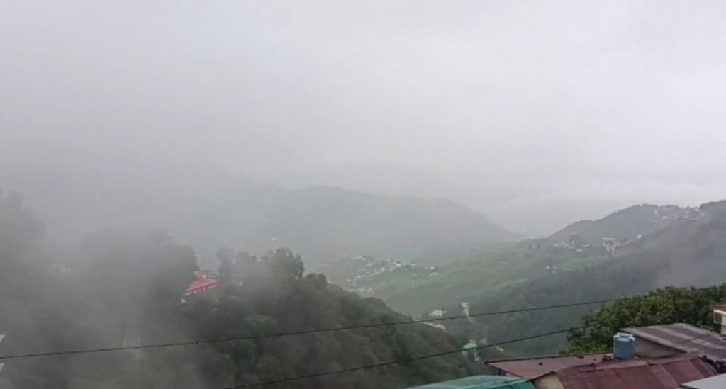 मसूरी में लगातार हो रही बारिश, जनजीवन प्रभावित, कई जगह जलभराव की स्थिति | NIU