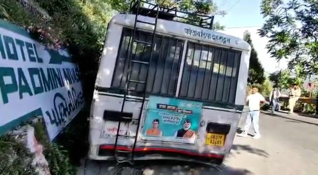 मसूरी में उत्तराखंड परिवहन विभाग की बस का हुआ ब्रेक फेल,  40 यात्रियों की बाल-बाल बची जान | NIU