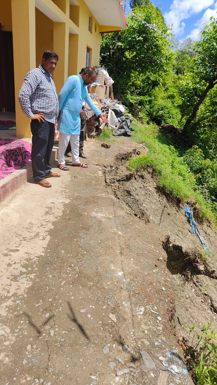 भारी बारिश से भवन प्रभावितों को उत्तरकाशी प्रशासन ने भेजी फौरी राहत| NIU भारी बारिश से भवन प्रभावितों को उत्तरकाशी प्रशासन ने भेजी फौरी राहत| NIU