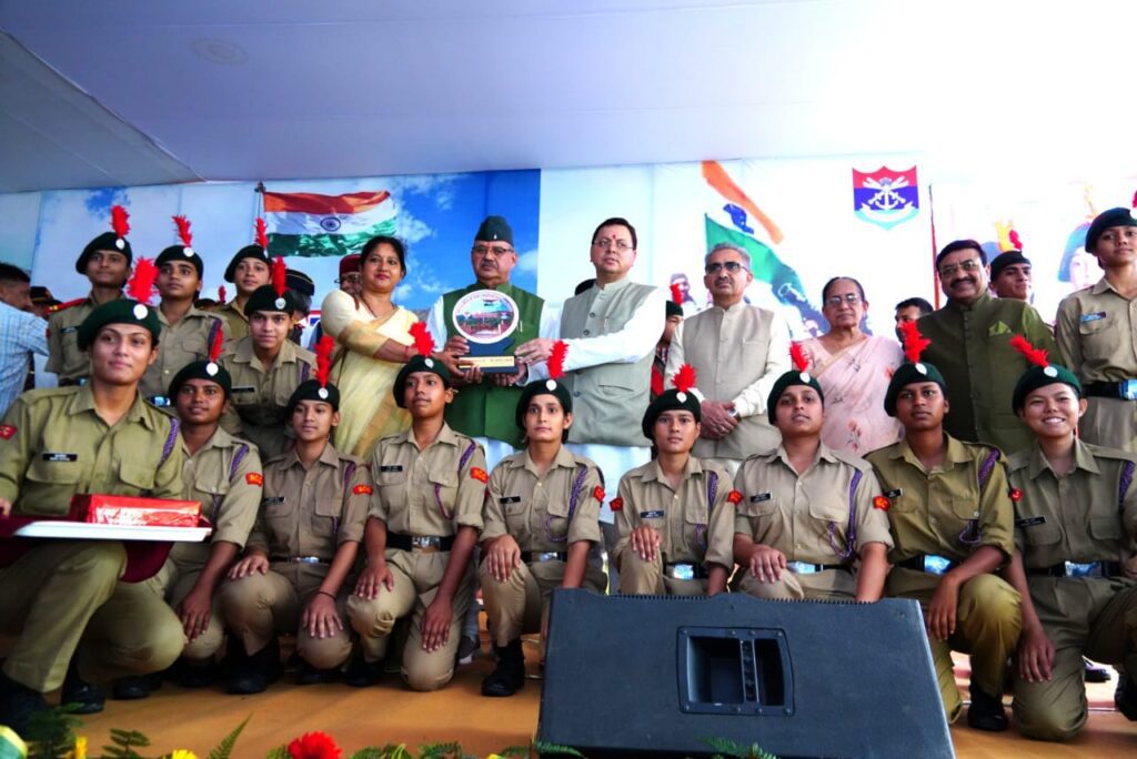 राज्यपाल व मुख्यमंत्री पुष्कर सिंह धामी ने शहीदों की प्रतिमाओं पर मालार्पण कर दी श्रद्धांजलि| NIU राज्यपाल व मुख्यमंत्री पुष्कर सिंह धामी ने शहीदों की प्रतिमाओं पर मालार्पण कर दी श्रद्धांजलि| NIU