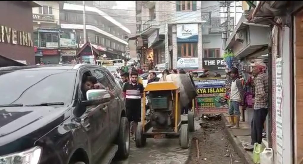 मसूरी माल रोड़ के पुन: निर्माण और सौंदर्यीकरण के कार्यों को लेकर पूर्व विधायक ने उठाए सवाल, समस्त निर्माण कार्यों की मांगी प्रोजेक्ट रिपोर्ट । NIU मसूरी माल रोड़ के पुन: निर्माण और सौंदर्यीकरण के कार्यों को लेकर पूर्व विधायक ने उठाए सवाल, समस्त निर्माण कार्यों की मांगी प्रोजेक्ट रिपोर्ट । NIU