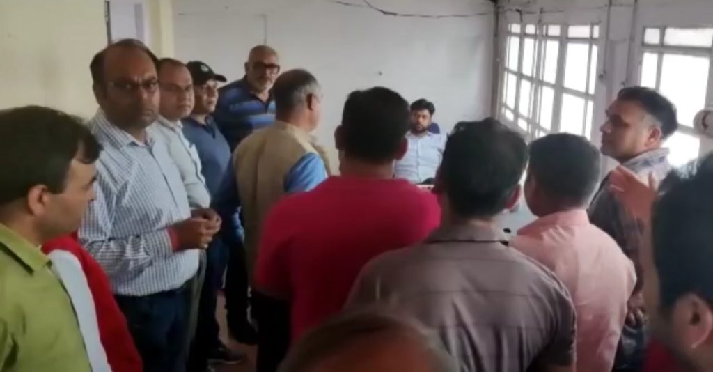 मसूरी पुरुकुल रोपवे परियोजना के तहत मसूरी लाइब्रेरी बस स्टैंड पर छह दुकानों को ध्वस्त किये जाने की कार्यवाही का लोगों ने किया विरोध, एसडीएम के साथ हुई नोकझोंक| NIU मसूरी पुरुकुल रोपवे परियोजना के तहत मसूरी लाइब्रेरी बस स्टैंड पर छह दुकानों को ध्वस्त किये जाने की कार्यवाही का लोगों ने किया विरोध, एसडीएम के साथ हुई नोकझोंक| NIU