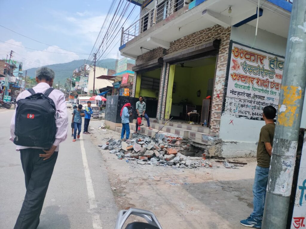 चिन्यालीसौड़ में रूके पड़े नेशनल हाईवे के निर्माण कार्य को गति देने के लिए जिला प्रशासन एक्शन मोड़ पर । NIU