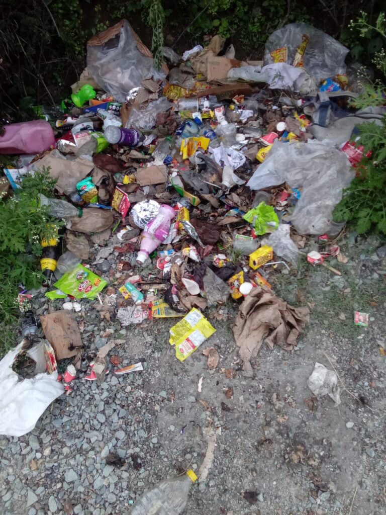 जिला पंचायत के ठेकेदार की मनमानी से बाजार में बिखरा पड़ा कूड़ा दिखा रहा है स्वच्छ भारत मिशन को ठेंगा। NIU जिला पंचायत के ठेकेदार की मनमानी से बाजार में बिखरा पड़ा कूड़ा दिखा रहा है स्वच्छ भारत मिशन को ठेंगा। NIU